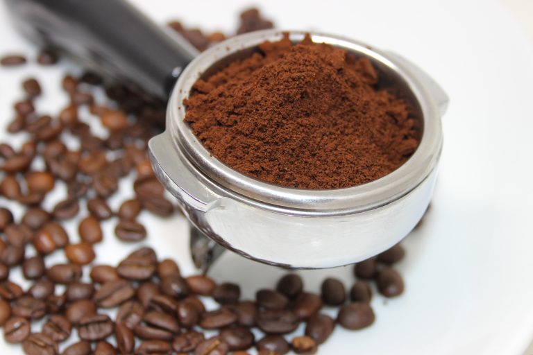 Tijd om je koffiemachine te reinigen? Bewaar de koffie drab!